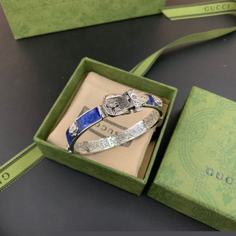 G*u*i bracelets
